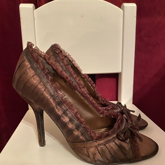 Ruffle chocolate brown heel ! - Picture 4 of 14